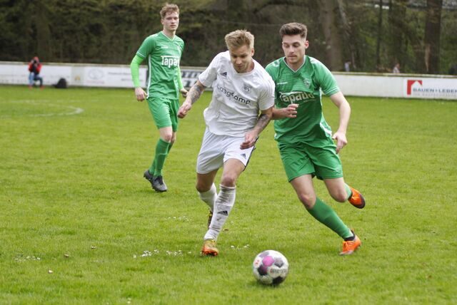 Erzielte das 1:0: Thomas Kilian (l.) von Borussia Ahsen.