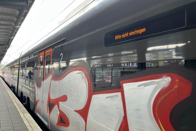 Regionalexpress 6 am Hauptbahnhof Castrop-Rauxel. „Bitte nicht Einsteigen“ steht im Display des Zielanzeigers.