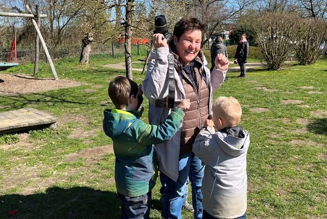 Beata Gavulova liest eine Ostergeschichte vor. Die Kinder der Bärengruppe hören begeistert zu.