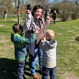Beata Gavulova liest eine Ostergeschichte vor. Die Kinder der Bärengruppe hören begeistert zu.