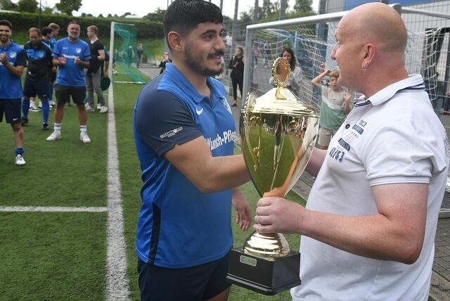 Im Sommer 2022 bekam Alihan Kurgan (l) vom FC Frohlinde den Stadtmeisterschafts-Pokal von Carsten Cwik vom SSV überreicht.