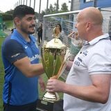 Im Sommer 2022 bekam Alihan Kurgan (l) vom FC Frohlinde den Stadtmeisterschafts-Pokal von Carsten Cwik vom SSV überreicht.
