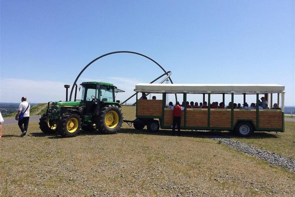Ein Traktor mit Planwagen-Anhänger steht vor dem Observatorium auf der Halde Hoheward an der Stadtgrenze zu Recklinghausen Ein Traktor mit Planwagen-Anhänger steht vor dem Observatorium auf der Halde Hoheward an der Stadtgrenze zu Recklinghausen