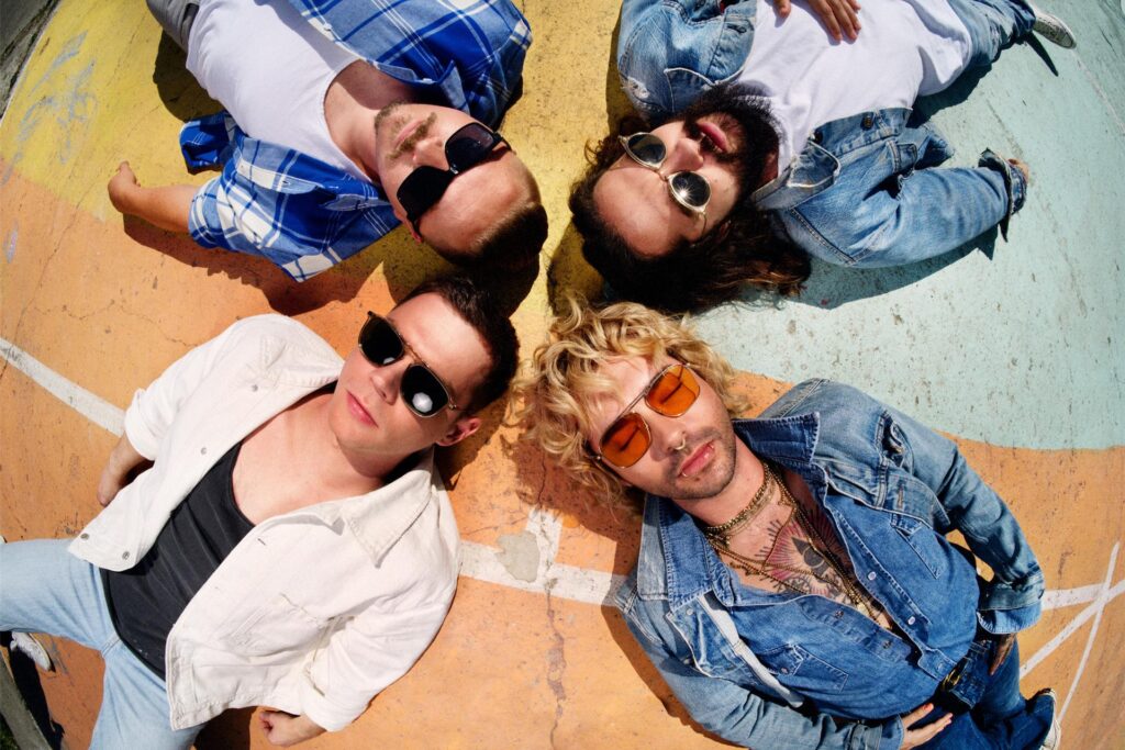 Die Band Tokio Hotel mit Tom Kaulitz (oben, r), Bill Kaulitz (unten, r), Georg Listing (unten, l) und Gustav Schäfer. Die Band Tokio Hotel mit Tom Kaulitz (oben, r), Bill Kaulitz (unten, r), Georg Listing (unten, l) und Gustav Schäfer.