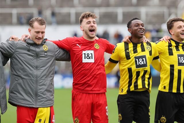Marcel Lotka bejubelt einen Sieg der BVB-U23.