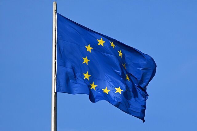 Die Flagge der EU auf dem Reichstag weht im Wind.