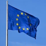 Die Flagge der EU auf dem Reichstag weht im Wind.
