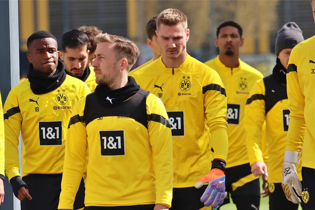 Die BVB-Spieler gehen Richtung Trainingsplatz.