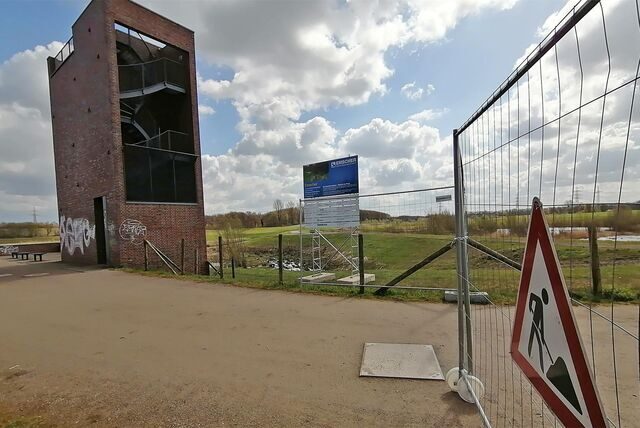 Bauzäune am Aussichtsturm nahe des Stauwehrs in den Emscher-Auen an der Stadtgrenze von Dortmund und Castrop-Rauxel.