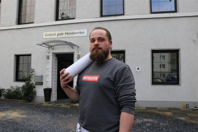 Handwerker nimmt an deutschen Meisterschaften im Tapezieren teil.