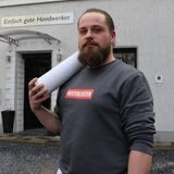 Handwerker nimmt an deutschen Meisterschaften im Tapezieren teil.