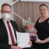 Miriam Huk (33) ist eine der ersten Mütter, die die Anmeldung ihrer Tochter Merle Huk mit dem neuen Service auf den Weg bringen konnte. Mit im Bild: Michael Hollmann, Aufnahmeleiter der Paracelsus-Klinik Marl.