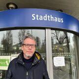 Redakteur Georg Thanscheidt vor dem Stadthaus – gerade hat er bei den Bürgerdiensten seinen Wohnsitz angemeldet.