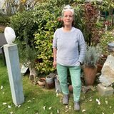 Künstlerin Judith Hupel steht neben Arbeiten in ihrem Skulpturengarten in Recklinghausen.