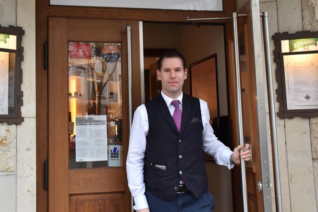Dieses Bild wird es nicht mehr geben: Manuel Kraas vor seinem geöffneten Lokal an der Kaiserstraße.