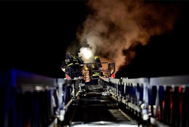 Die Feuerwehr rückte am Freitagabend zu einem späten Einsatz in die Plaggenbrauckstraße aus.