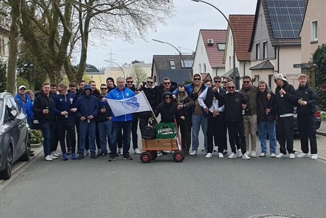 35 Fans machten sich zu Fuß von der Kirche in Frohlinde zum Sportplatz auf Schwerin.
