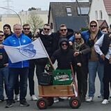 35 Fans machten sich zu Fuß von der Kirche in Frohlinde zum Sportplatz auf Schwerin.