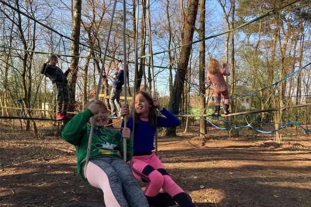 Rosi (l.) und Chiara (beide 7) haben mit ihren Freunden viel Spaß auf dem Gelände der Stadttiger Marl.