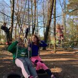 Rosi (l.) und Chiara (beide 7) haben mit ihren Freunden viel Spaß auf dem Gelände der Stadttiger Marl.