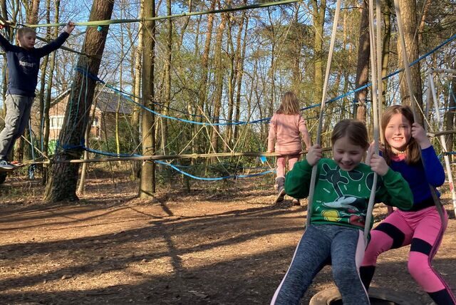Rosi (l.) und Chiara (beide 7) spielen mit ihren Freunden auf dem Naturerlebnisspielplatz der Stadttiger.