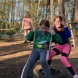 Rosi (l.) und Chiara (beide 7) spielen mit ihren Freunden auf dem Naturerlebnisspielplatz der Stadttiger.