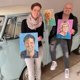 Die Recklinghäuser Künstlerin Julia Eggert und Werbefachmann Mirko Simnovec stehen an einem alten VW-Bulli und halten Öl-Porträts in die Kamera.