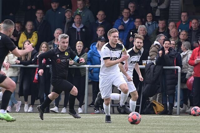 500 Zuschauer verfolgten das Topspiel zwischen Teutonia SuS Waltrop und dem FC 96 Recklinghausen – hier mit Waltrops Luca Gennermann (am Ball) und Jovica Cirkovic (l.).