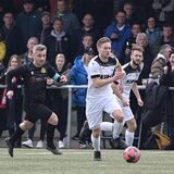 500 Zuschauer verfolgten das Topspiel zwischen Teutonia SuS Waltrop und dem FC 96 Recklinghausen – hier mit Waltrops Luca Gennermann (am Ball) und Jovica Cirkovic (l.).