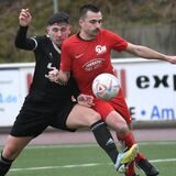 Der SV Herbede (rote Trikots), hier im Duell bei der SG Castrop, gehört plötzlich zum Kreis der Teams, die akut von Abstiegsgefahr betroffen sind.
