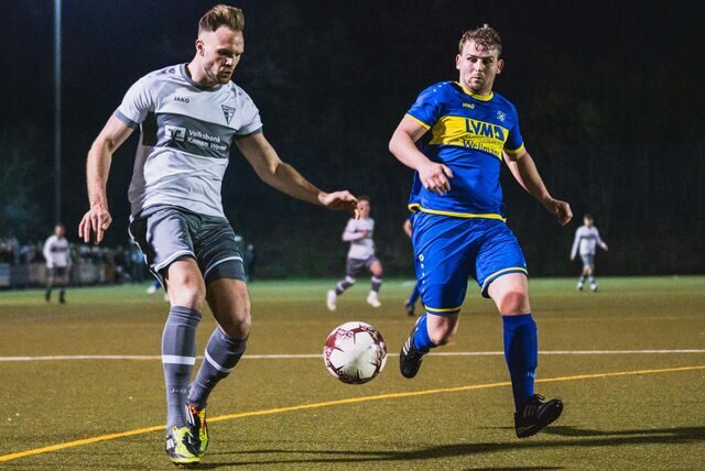 Jannik Prinz vom Werner SC im Zweikampf mit Julius Höring vom SV Herbern