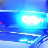 Auf einem Streifenwagen leuchten Blaulicht sowie das Wort „Unfall“.