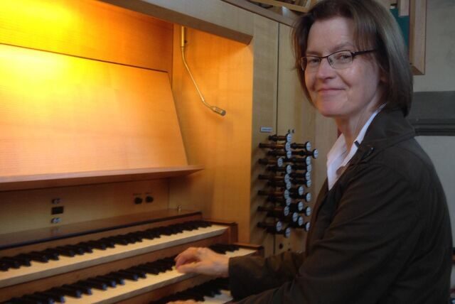 Kirchenmusikerin Martina Schlak an der neuen Orgel von St. Franziskus: Wird es einen Nachfolger der Organistin geben, die im Oktober in den Ruhestand geht?