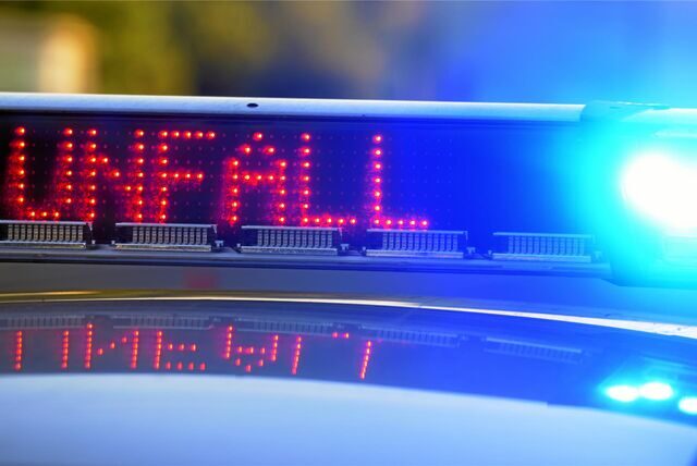Auf einem Streifenwagen leuchten Blaulicht sowie das Wort „Unfall“.