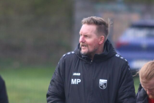 Mario Plechaty blickt aufs Spielfeld.