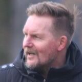 Mario Plechaty blickt aufs Spielfeld.
