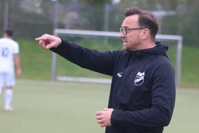 Patrick Linnemann zeigt aufs Spielfeld.