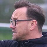 Patrick Linnemann zeigt aufs Spielfeld.