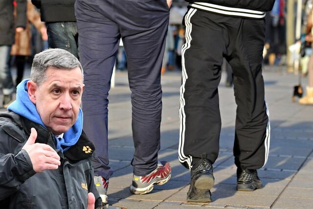 Zu sehen sind drei junge Männer, zwei von ihnen tragen Jogginghosen. Links im Bild: Elmar Sudeick, Leiter der Bernard-Overberg-Realschule.