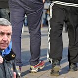 Zu sehen sind drei junge Männer, zwei von ihnen tragen Jogginghosen. Links im Bild: Elmar Sudeick, Leiter der Bernard-Overberg-Realschule.