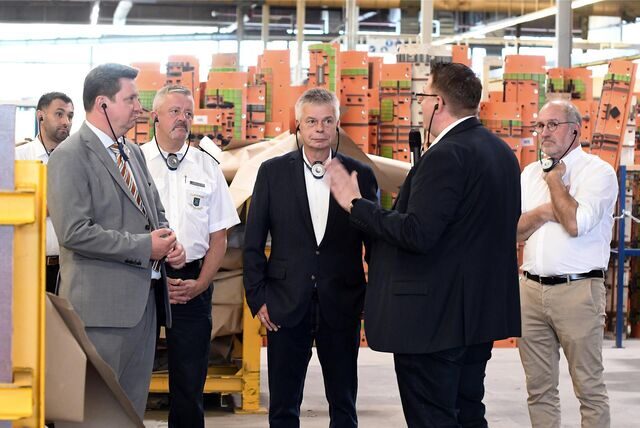 Bürgermeister Rajko Kravanja mit Wirtschaftsförderer Thomas Ratte und Vertretern der Firma Thimm bei einer Besichtigung des Werks in Merklinde im September 2022.