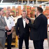 Bürgermeister Rajko Kravanja mit Wirtschaftsförderer Thomas Ratte und Vertretern der Firma Thimm bei einer Besichtigung des Werks in Merklinde im September 2022.