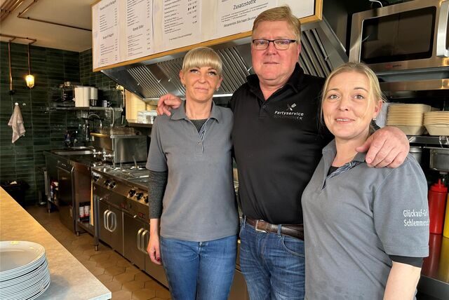 Inhaber Eric Jaeger (Mitte) und seine Mitarbeiterinnen Nadine und Sandra haben dem Glückauf-Grill in Dorsten vor einem Jahr neues Leben eingehaucht.