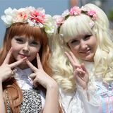 Zwei Besucherinnen beim Japan-Tag in Düsseldorf