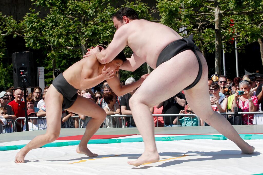 Zwei Sumo-Ringer zeigen ihren Sport den Besuchern des Japan-Tages in Düsseldorf. Zwei Sumo-Ringer zeigen ihren Sport den Besuchern des Japan-Tages in Düsseldorf.