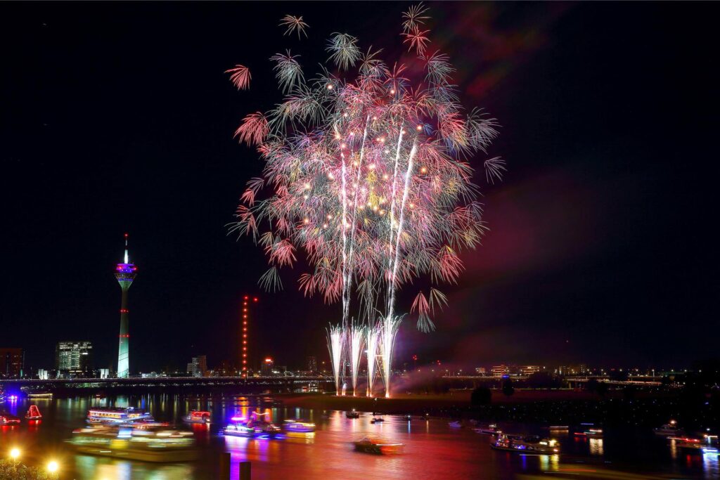 Feuerwerkskörper explodieren über dem Rhein in Düsseldorf (Nordrhein-Westfalen) am Japan-Tag. Feuerwerkskörper explodieren über dem Rhein in Düsseldorf (Nordrhein-Westfalen) am Japan-Tag.