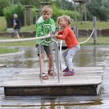 Mit vereinten Kräften schaffen es auch jüngere Kinder, das Floß gut über den künstlichen See des Wasserspielplatzes am Schiffshebewerk Henrichenburg zu ziehen.