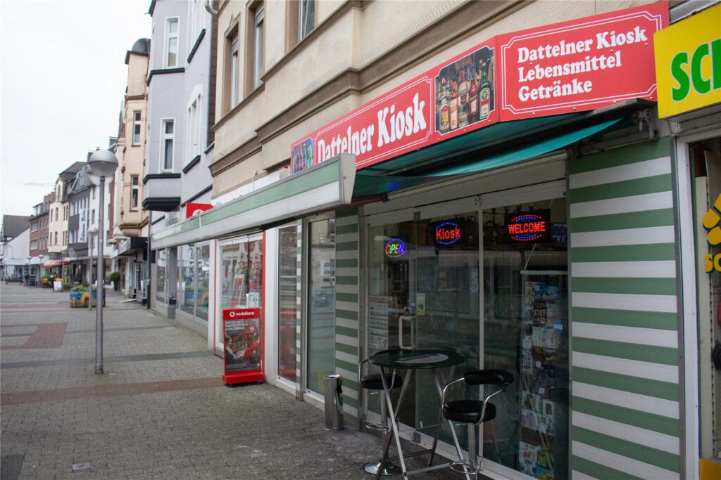 Der Kiosk auf der hohen Straße. Ein rotes Schild mit der Aufschrift Der Kiosk auf der hohen Straße. Ein rotes Schild mit der Aufschrift