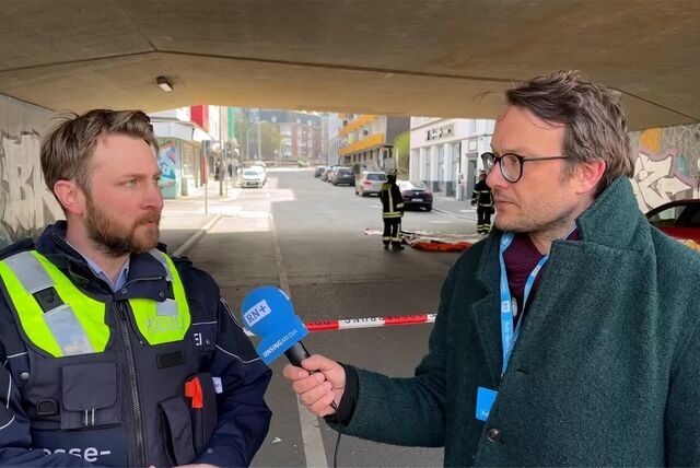 RN-Reporter im Gespräch mit Polizeisprecher Steffen Korthoff.