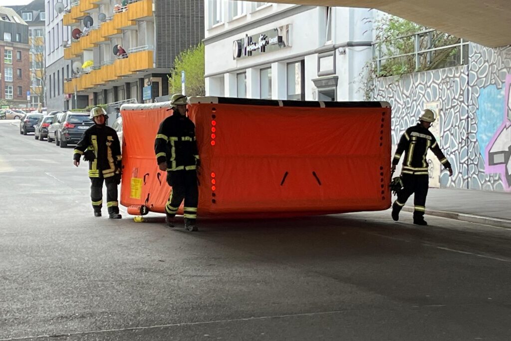 Feuerwehreinsatzkräfte mit einem Luftkissen Feuerwehreinsatzkräfte mit einem Luftkissen